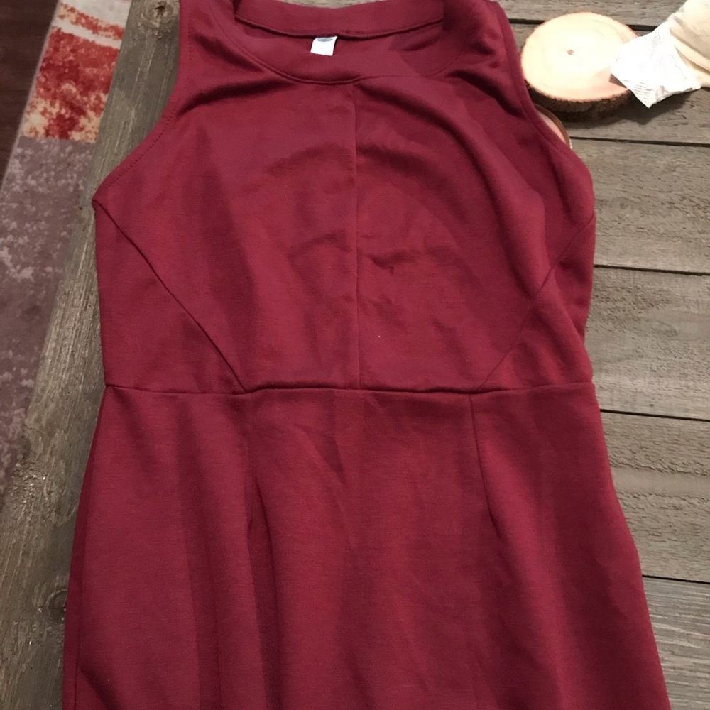 Comfortable sleeveless maroon dress